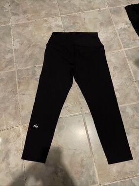 Alo Yoga Women’s Medium Black Cropped Leggings High Waist Athletic Workout Pants